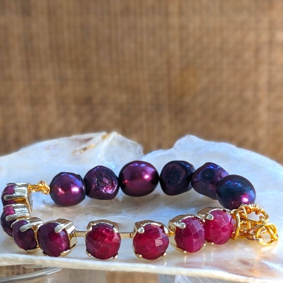 24 Total Carats Weight Natural Rough Ruby Wine Baroque Freshwater Pearl Bracelet - Picture 3 of 7